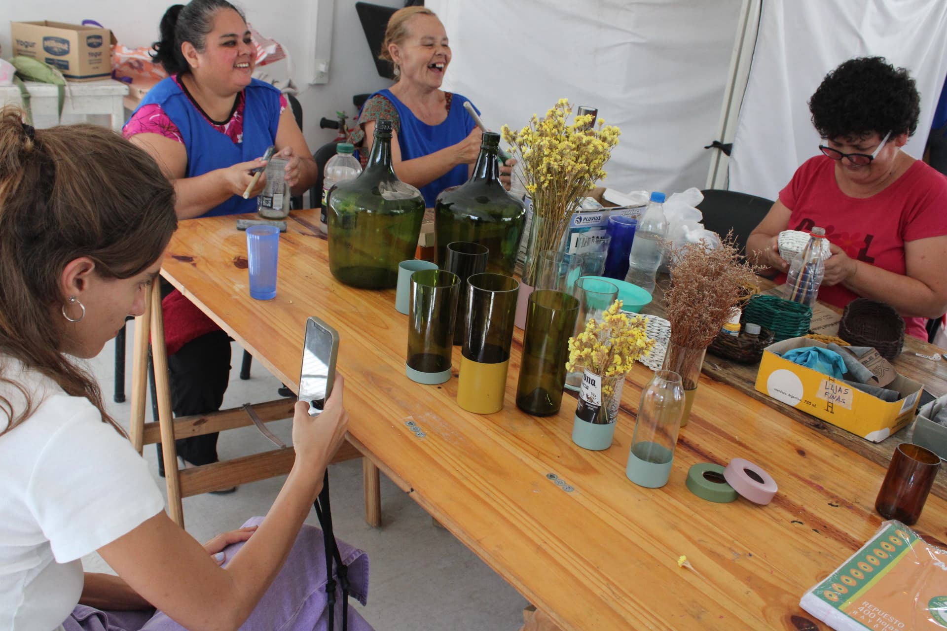 Trabajo colaborativo con botellas recuperadas